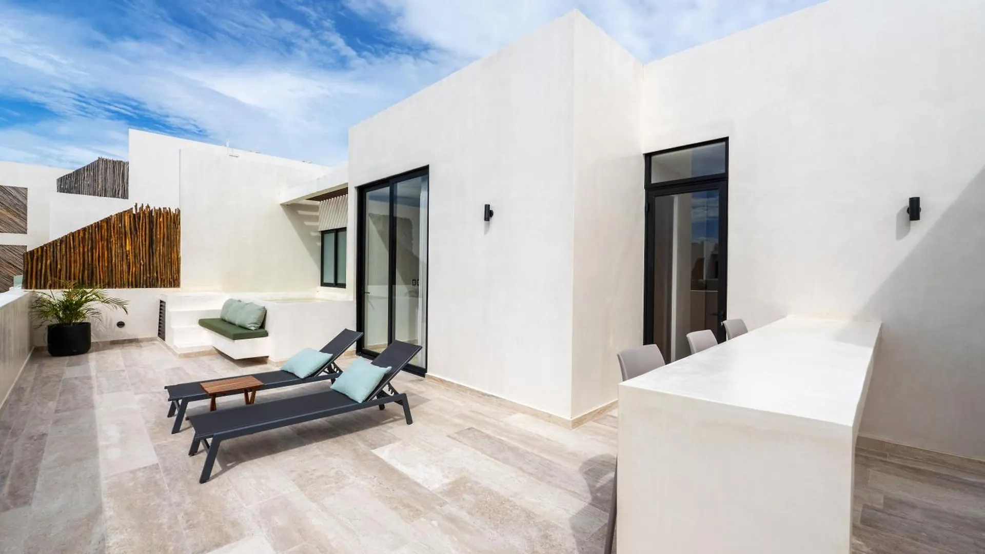 Sleek Penthouse Escape With Rooftop Pool Apartmán