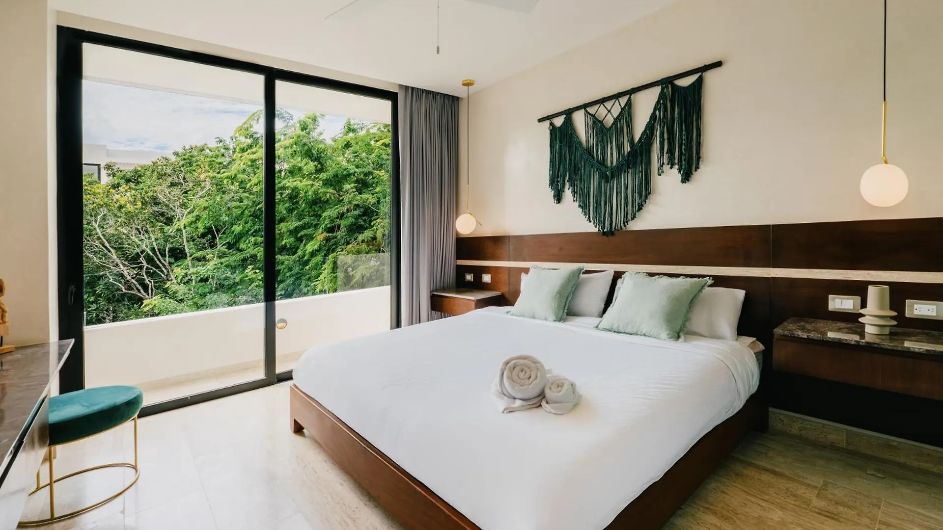 Sleek Penthouse Escape With Rooftop Pool Apartmán
