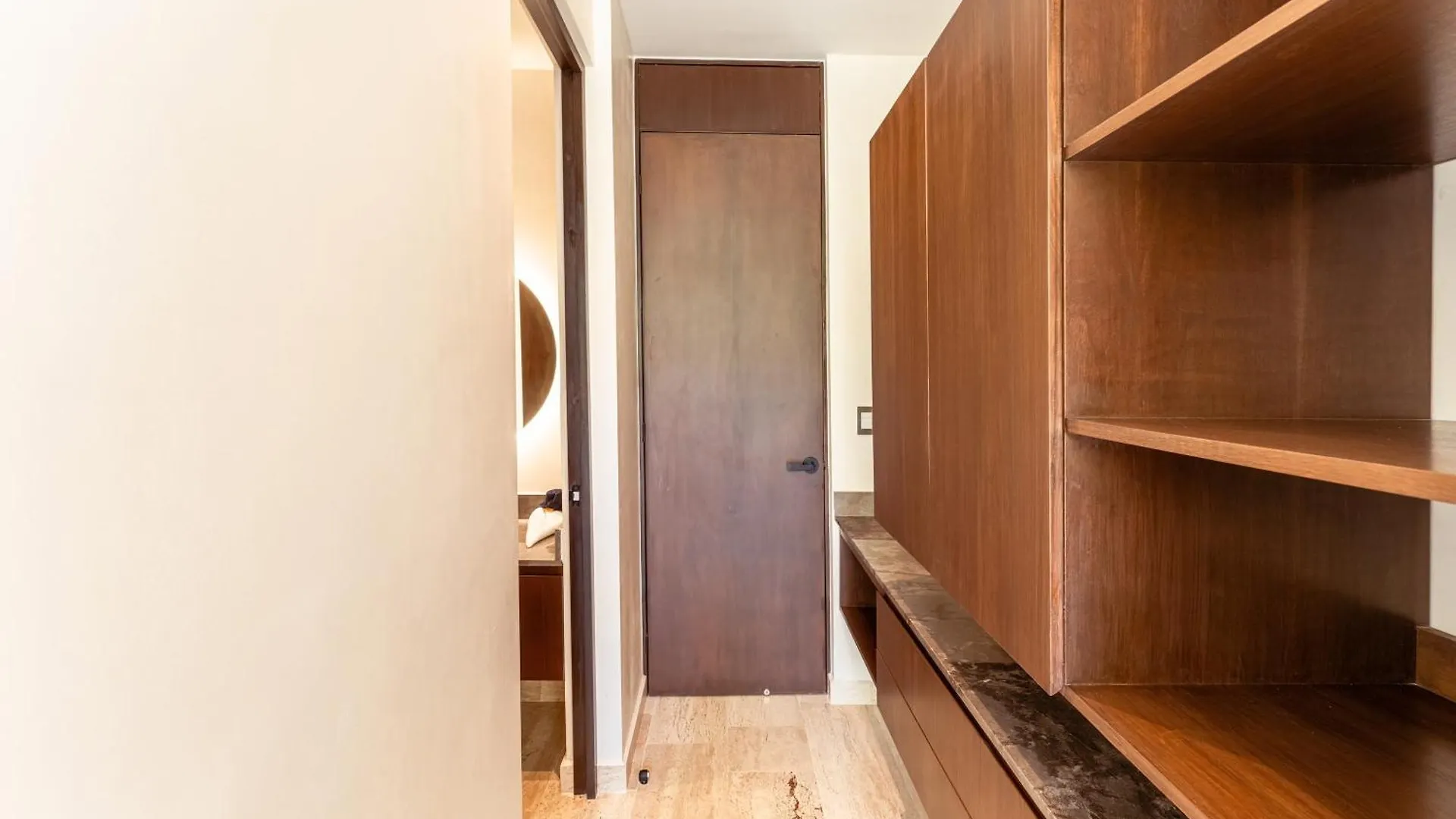 Apartmán Sleek Penthouse Escape With Rooftop Pool